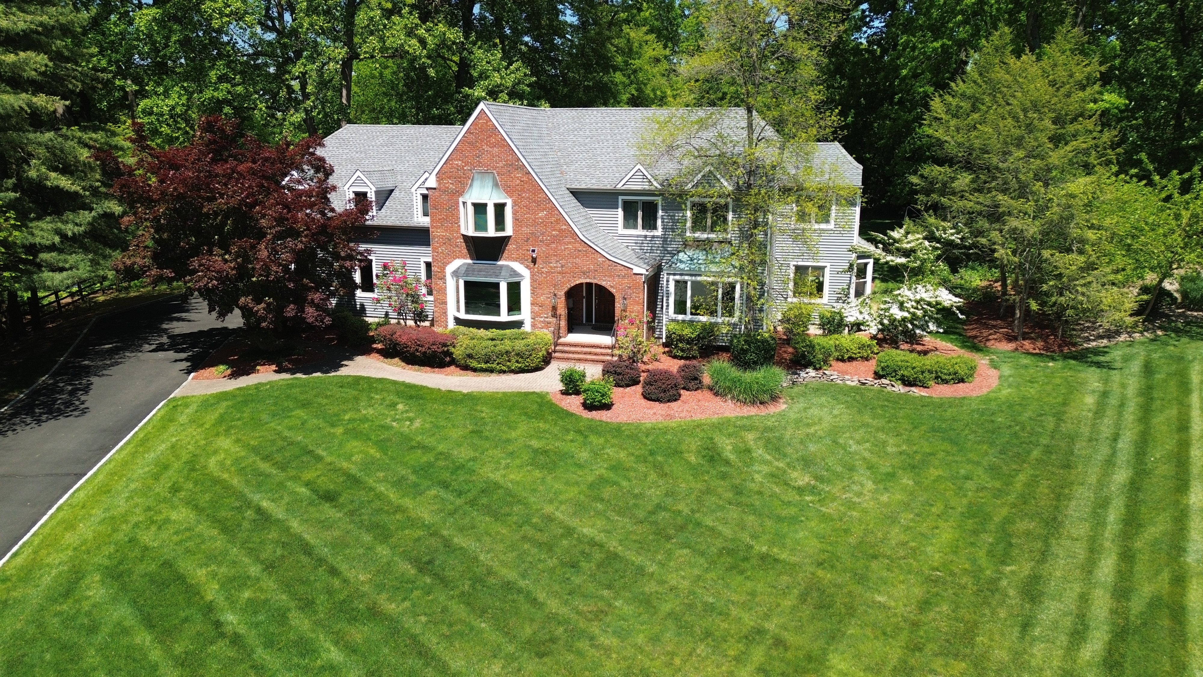 10 Cayuga Way — Front